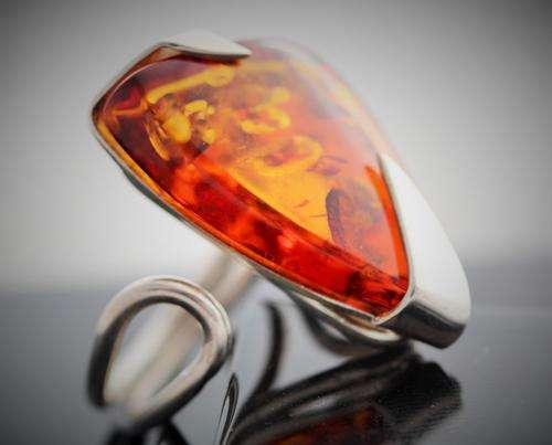 LARGE BALTIC AMBER RING. HAND-CRAFTED! ORANGE COLOUR. BEAUTIFUL INCLUSIONS! STERLING SILVER 925