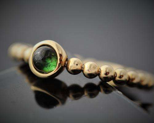 UNUSUAL PERIDOT 0,16ct CABOCHON GEMSTONE 9ct YELLOW GOLD RING. GREAT STACKING RING! HALLMARKED UK