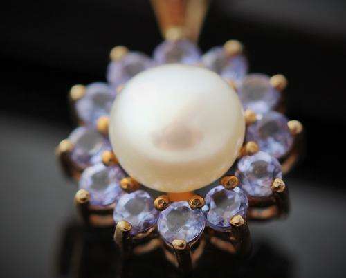REAL TANZANITE AND NATURAL PEARL 9ct PENDANT on 9ct GOLD CHAIN