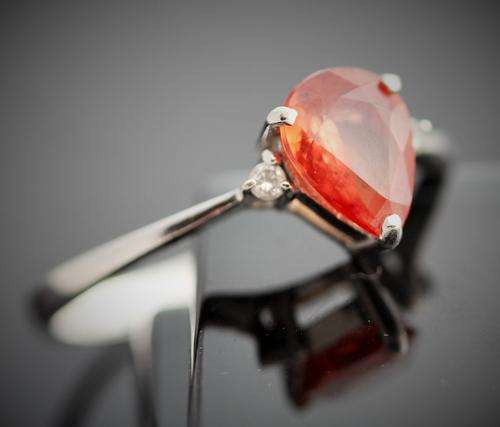 DELICATE ORANGE SAPPHIRE AND DIAMOND 9ct WHITE GOLD RING. WONDERFUL INCLUSIONS! HALLMARKED
