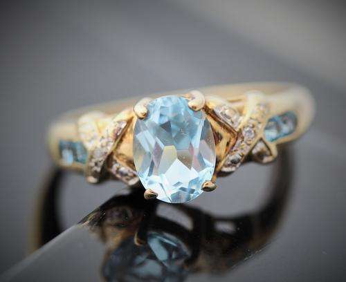 BLUE TOPAZ (1,40ct) AND DIAMOND 9ct GOLD RING. ENGLISH HALLMARKS!