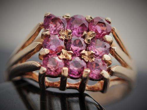 VINTAGE 1978. REAL RUBIES 0,36ct YELLOW 9ct GOLD CLUSTER RING. ENGLISH HALLMARKS BIRMINGHAM ASSAY