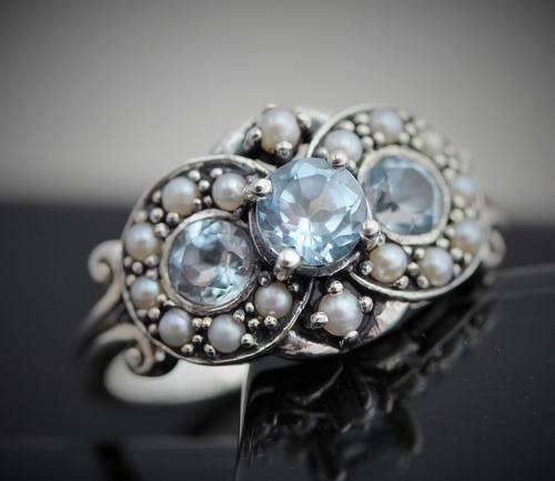 DELICATE NATURAL AQUAMARINE 0.66 ct AND SEED PEARL STERLING SILVER RING. 925