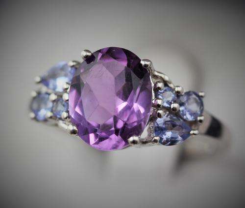 LARGE AMETHYST (1,9ct) AND TANZANITE (0,22ct) STERLING SILVER RING. 925