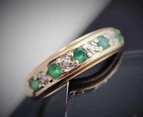 EMERALD AND DIAMOND HALF ETERNITY 9ct YELLOW GOLD RING PERFECT STACKING RING.