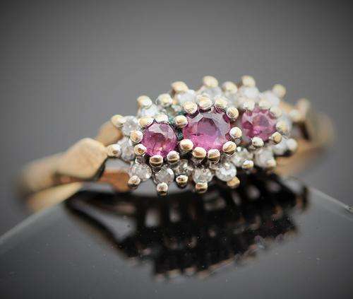 VINTAGE AMETHYST & 0,10ct DIAMOND TRILOGY 9ct GOLD RING.