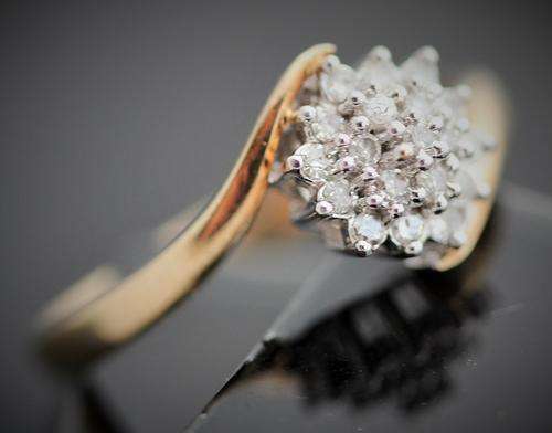 CLASSIC DIAMOND CLUSTER RING.YELLOW AND WHITE GOLD, 9ct. ENGLISH HALLMARKS! LONDON ASSAY.