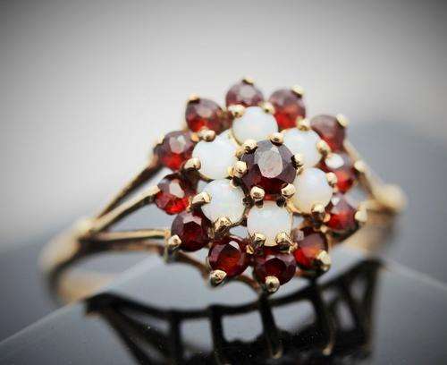 BEAUTIFUL VINTAGE GARNET AND OPAL CLUSTER RING 9ct YELLOW GOLD. BIRMINGHAM, ENGLAND ASSAY