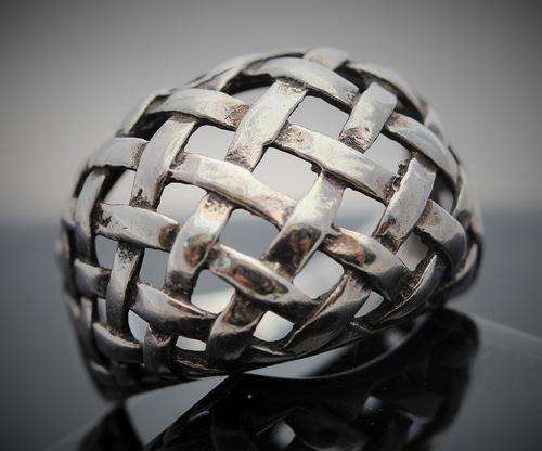 BROAD STERLING SILVER RING. 925. A HEAVY 5,8 grams!