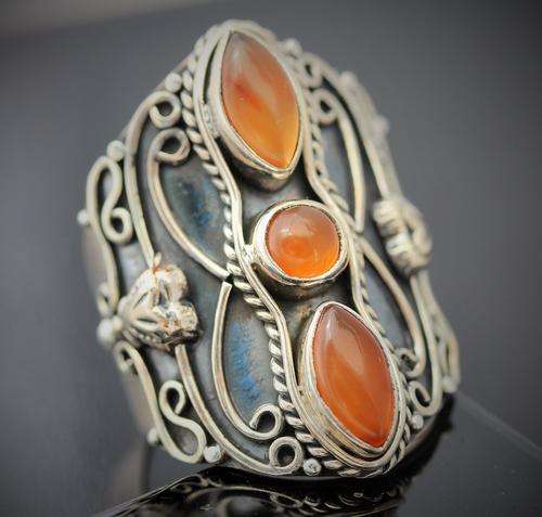 CARNELIAN HAND-CRAFTED BROAD SHANK STERLING SILVER RING. 925 A HEAVY 9,6g!