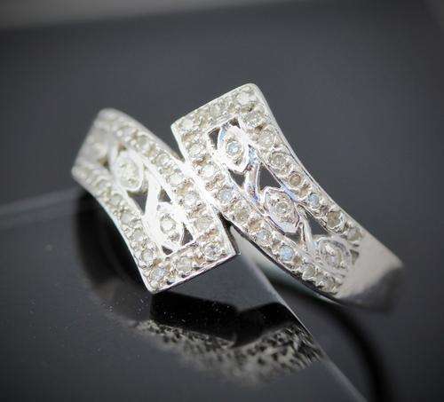 EYE-CATCHING DIAMOND CROSS-OVER WHITE 9ct GOLD RING. BIRMINGHAM ASSAY