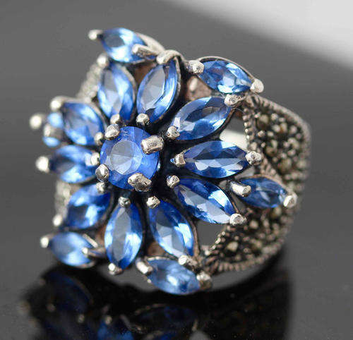 LARGE & SHOWY CORNFLOWER BLUE QUARTZ AND NATURAL MARCASITE STERLING SILVER RING. A HEAVY 9 grams.