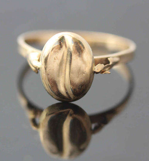 CHARMING 9CT YELLOW GOLD 'PINKIE' RING. SOMETHING VERY DIFFERENT!