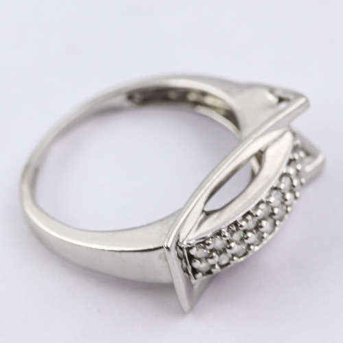 UNUSUAL HEAVY DIAMOND 9CT WHITE GOLD RING. A MODERN WEDDING OR ENGAGEMENT RING. R20`000 Eval Certif