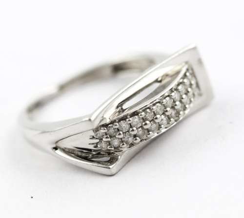UNUSUAL HEAVY DIAMOND 9CT WHITE GOLD RING. A MODERN WEDDING OR ENGAGEMENT RING. R20`000 Eval Certif