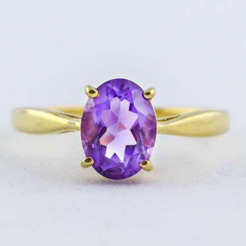 ELEGANT 10CT YELLOW GOLD VINTAGE AMETHYST SOLITAIRE RING. COMES WITH R6`000 JEWELLER CERTIFICATE