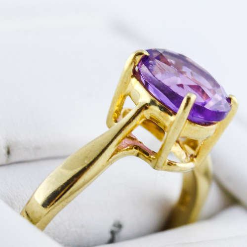 ELEGANT 10CT YELLOW GOLD VINTAGE AMETHYST SOLITAIRE RING. COMES WITH R6`000 JEWELLER CERTIFICATE