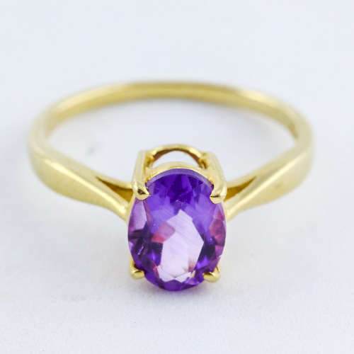 ELEGANT 10CT YELLOW GOLD VINTAGE AMETHYST SOLITAIRE RING. COMES WITH R6`000 JEWELLER CERTIFICATE