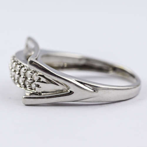 UNUSUAL HEAVY DIAMOND 9CT WHITE GOLD RING. A MODERN WEDDING OR ENGAGEMENT RING. R20`000 Eval Certif