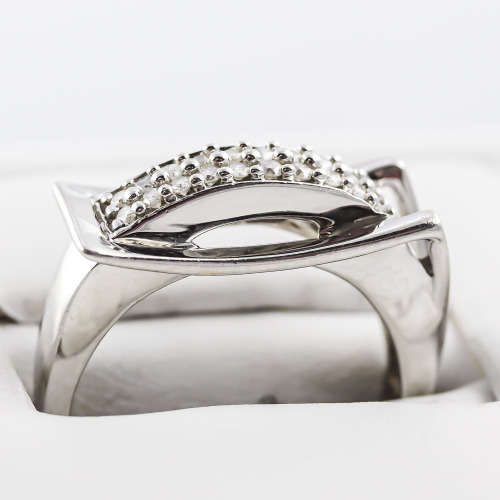 UNUSUAL HEAVY DIAMOND 9CT WHITE GOLD RING. A MODERN WEDDING OR ENGAGEMENT RING. R20`000 Eval Certif