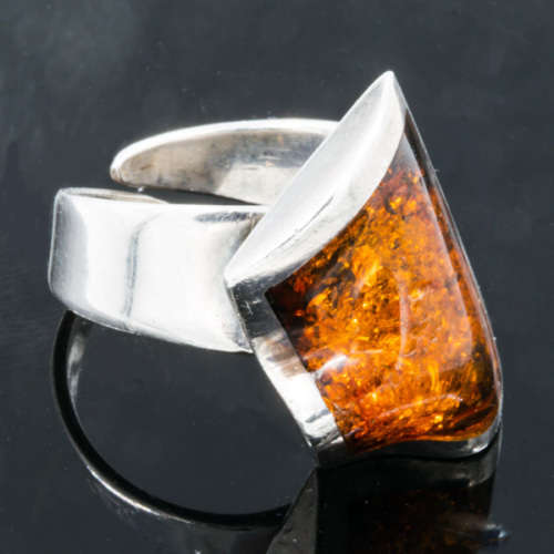 STRIKING NATURAL BALTIC AMBER STERLING SILVER `INLAY SET` RING. 925. GLORIOUS COLOUR!
