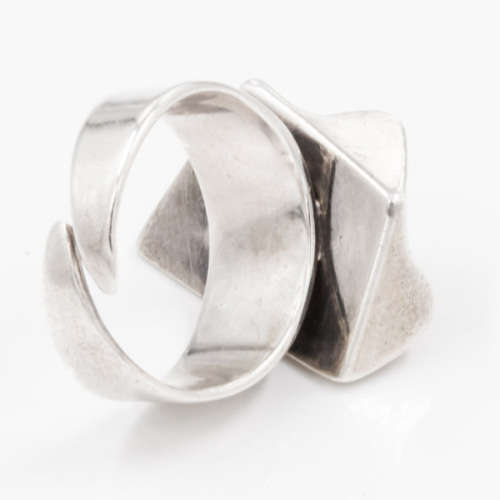 STRIKING NATURAL BALTIC AMBER STERLING SILVER `INLAY SET` RING. 925. GLORIOUS COLOUR!