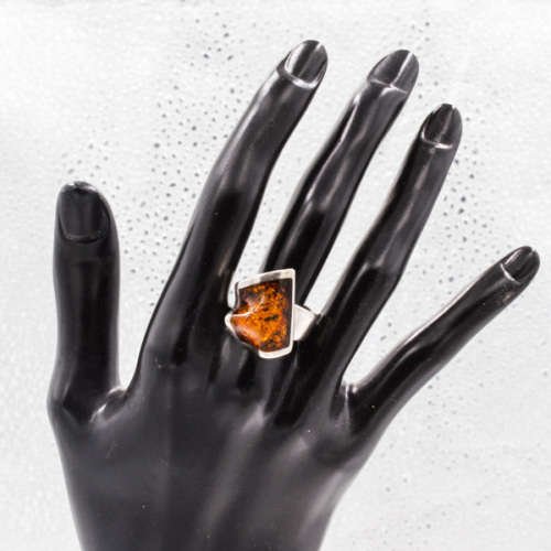 STRIKING NATURAL BALTIC AMBER STERLING SILVER `INLAY SET` RING. 925. GLORIOUS COLOUR!
