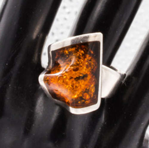 STRIKING NATURAL BALTIC AMBER STERLING SILVER `INLAY SET` RING. 925. GLORIOUS COLOUR!