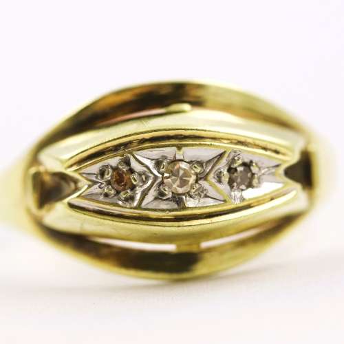 UNUSUAL ENGLISH VINTAGE DIAMOND TRILOGY 14CT YELLOW GOLD RING WITH JEWELLER EVALUATION R10`000