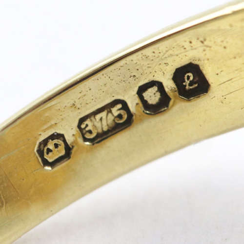 VINTAGE 9CT YELLOW GOLD CHEVRON `KEEPER` RING. TACTILE DESIGN, ENGLISH HALLMARKED