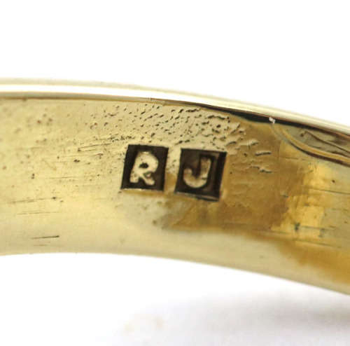 VINTAGE 9CT YELLOW GOLD CHEVRON `KEEPER` RING. TACTILE DESIGN, ENGLISH HALLMARKED