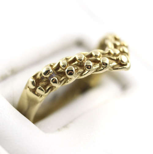 VINTAGE 9CT YELLOW GOLD CHEVRON `KEEPER` RING. TACTILE DESIGN, ENGLISH HALLMARKED