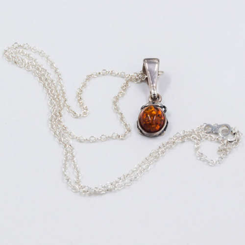 PRETTY BALTIC AMBER AND STERLING SILVER PENDANT ON A 44CM CHAIN