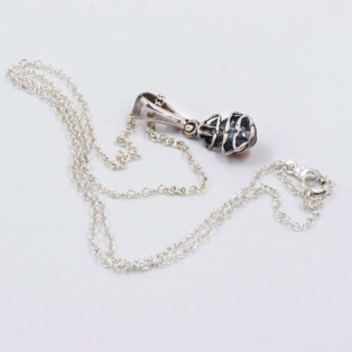 PRETTY BALTIC AMBER AND STERLING SILVER PENDANT ON A 44CM CHAIN