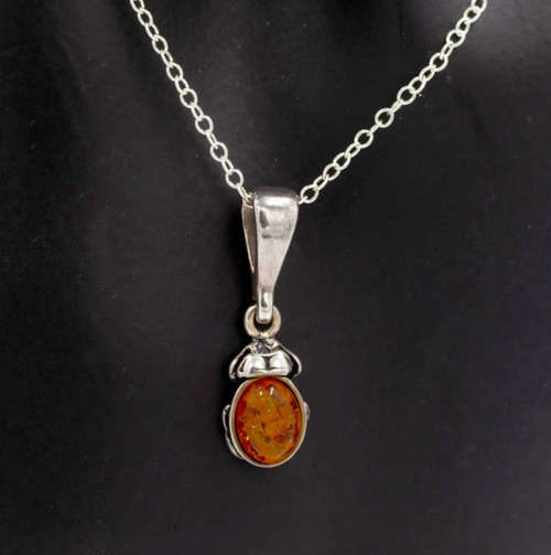 PRETTY BALTIC AMBER AND STERLING SILVER PENDANT ON A 44CM CHAIN