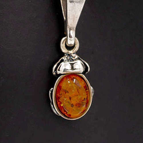 PRETTY BALTIC AMBER AND STERLING SILVER PENDANT ON A 44CM CHAIN