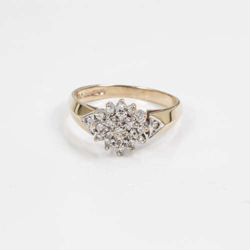 CLASSIC VINTAGE DIAMOND CLUSTER RING IN 9CT YELLOW & WHITE GOLD. *JEWELLER EVAL. CERT. R18`500*