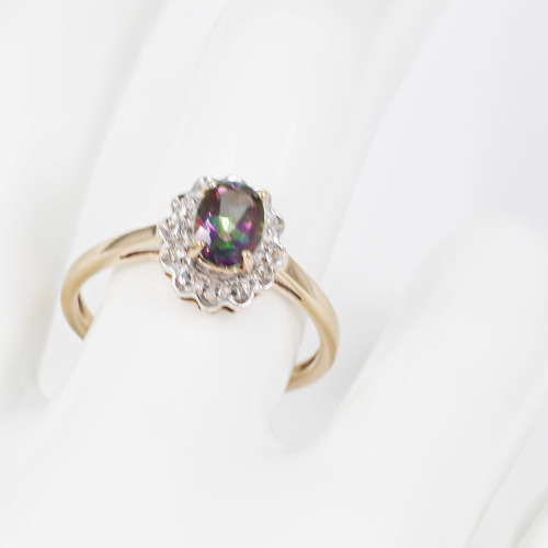 UNUSUAL MYSTIC TOPAZ AND DIAMOND YELLOW GOLD RING *JEWELLER EVALUATION R10`000*