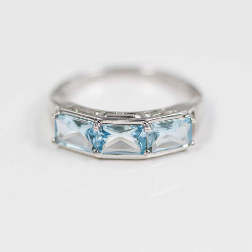ENGLISH HALLMARKED NATURAL AQUAMARINE 9CT WHITE GOLD RING. EMERALD CUT