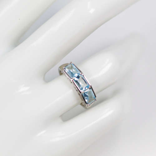 ENGLISH HALLMARKED NATURAL AQUAMARINE 9CT WHITE GOLD RING. EMERALD CUT