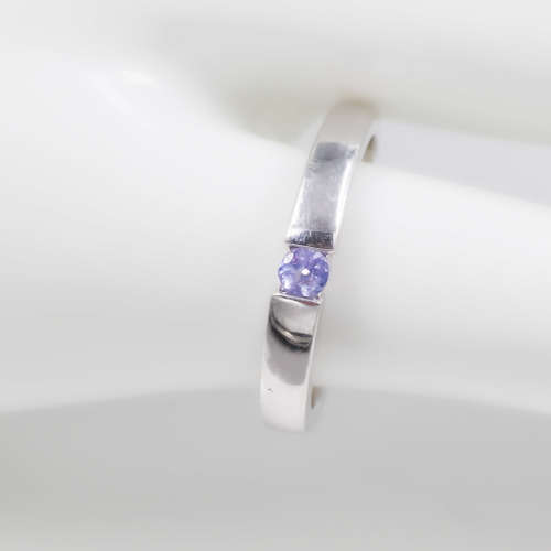 CONTEMPORARY DESIGN TANZANITE SOLITAIRE 9CT WHITE GOLD RING. 375. ENGLISH HALLMARKS