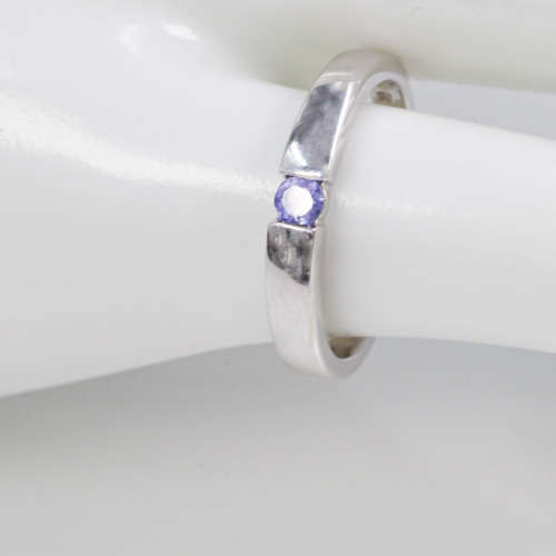 CONTEMPORARY DESIGN TANZANITE SOLITAIRE 9CT WHITE GOLD RING. 375. ENGLISH HALLMARKS