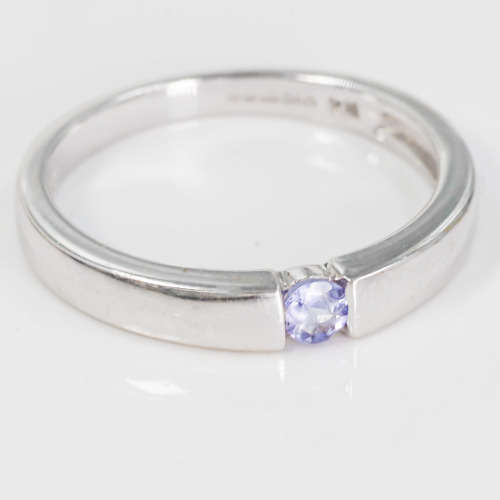 CONTEMPORARY DESIGN TANZANITE SOLITAIRE 9CT WHITE GOLD RING. 375. ENGLISH HALLMARKS