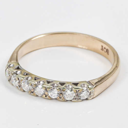 DIAMOND 9CT YELLOW GOLD RING. 7 x BRILLIANT CUT DIAMONDS. *JEWELLER CERTIFICATE R20`000*