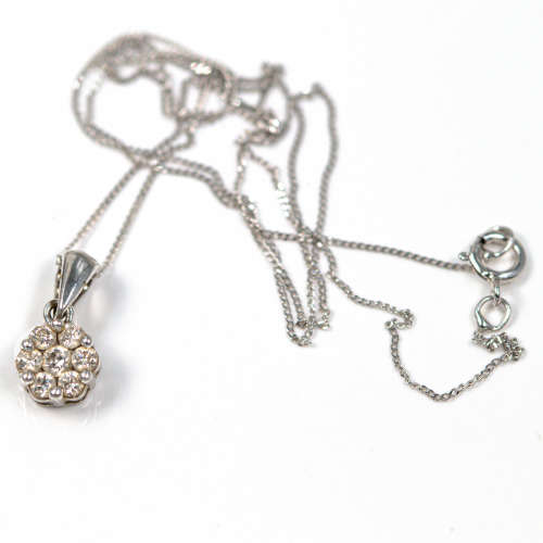 PRETTY VINTAGE DIAMOND 9CT WHITE GOLD PENDANT ON A 40CM WHITE GOLD CHAIN. 375