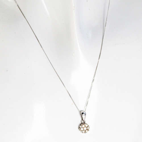 PRETTY VINTAGE DIAMOND 9CT WHITE GOLD PENDANT ON A 40CM WHITE GOLD CHAIN. 375