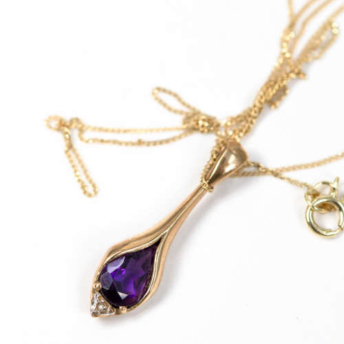 SOPHISTICATED VINTAGE AMETHYST & DIAMOND 9CT YELLOW GOLD PENDANT ON 40CM (400MM) CHAIN. 375