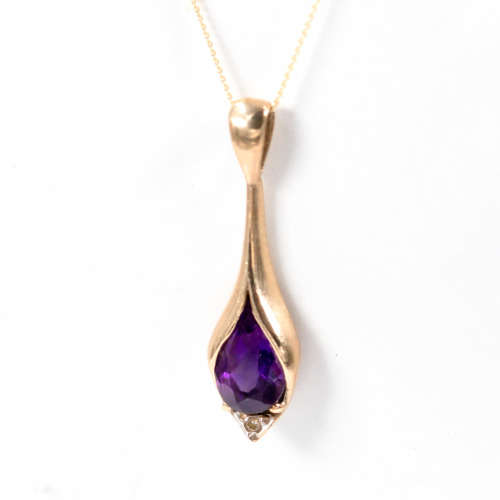 SOPHISTICATED VINTAGE AMETHYST & DIAMOND 9CT YELLOW GOLD PENDANT ON 40CM (400MM) CHAIN. 375