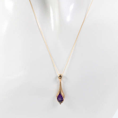 SOPHISTICATED VINTAGE AMETHYST & DIAMOND 9CT YELLOW GOLD PENDANT ON 40CM (400MM) CHAIN. 375