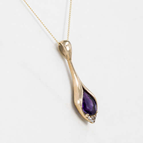 SOPHISTICATED VINTAGE AMETHYST & DIAMOND 9CT YELLOW GOLD PENDANT ON 40CM (400MM) CHAIN. 375